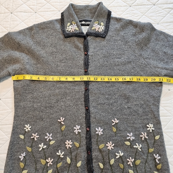 Sag Harbor Wool Blend, Embroidered Grandma cottage Cardigan! Size Large. - Picture 8 of 10